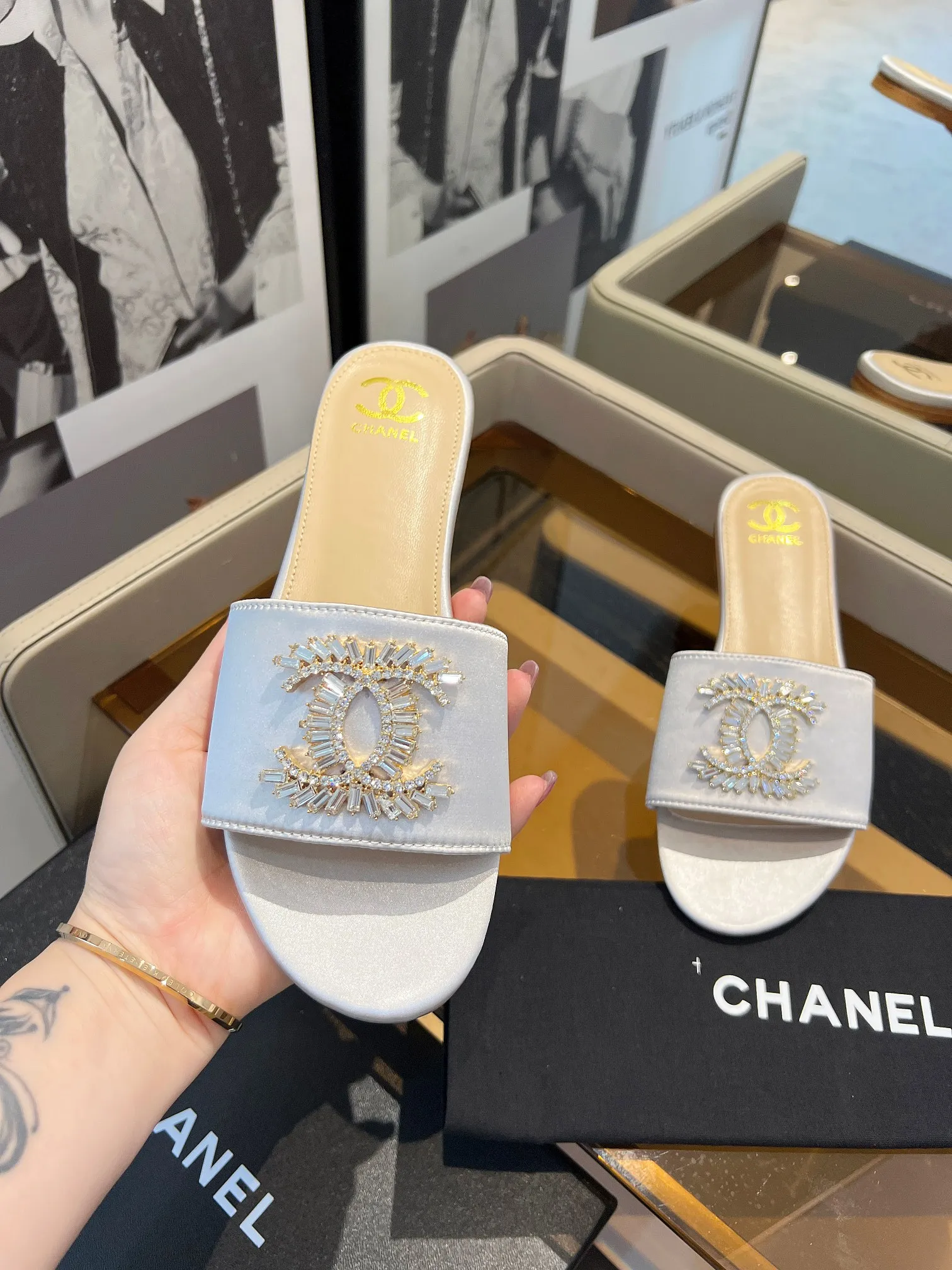 👟👟Ex-factory price 340👟👟 Genuine leather bottom +40 🎉🎉🎉Chanel Xiaoxiang C family sandals series official website synchronization, classic and elegant, casual wear 🌹🌹🌹🌹Original logo~Select imported cowhide and C family custom fabrics, multiple colors for the goddess to choose! ❤️❤️❤️❤️ Code number: 36~40 (customized 35 41 42 43 44 cannot be returned or exchanged)